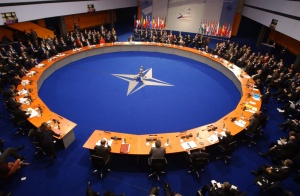 Столтенберг: НАТО разрабатывает новую стратегию против России